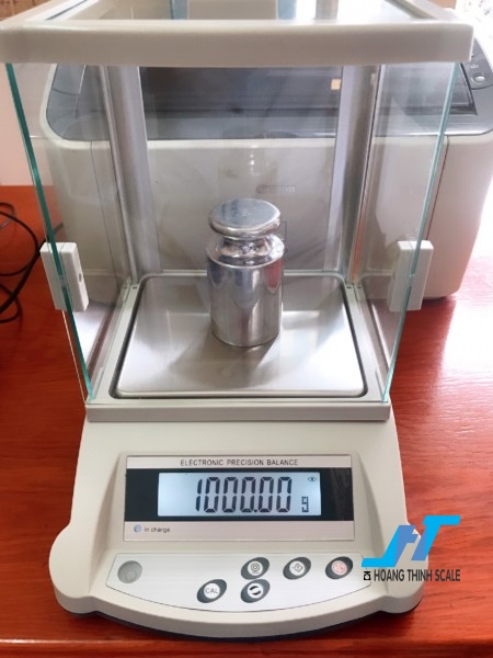 Cân điện tử kỹ thuật KD-BN 3100g - 0.01g là dòng cân được thiết kế nhỏ gọn phù hợp cho các phòng thí nghiệm, cân đo độ cao su, cân ngành vàng, cân định lượng giá trị nhỏ.
