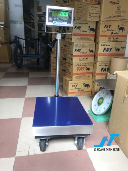 Cân bàn bánh xe đẩy 150kg được Cân Hoàng Thịnh cung cấp hàng chất lượng cao chính hãng, báo giá cân bàn bánh xe 150kg giá rẻ liên hệ 0966.105.408 để được giảm giá ngay 10%