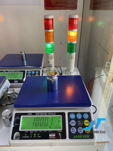 Cân điện tử kiểm tra trọng lượng đèn báo là dòng cân được sử dụng cho việc kiểm tra trọng lượng sản phẩm thiếu đủ hoặc quá tải trong quá trình sản xuất đóng gói