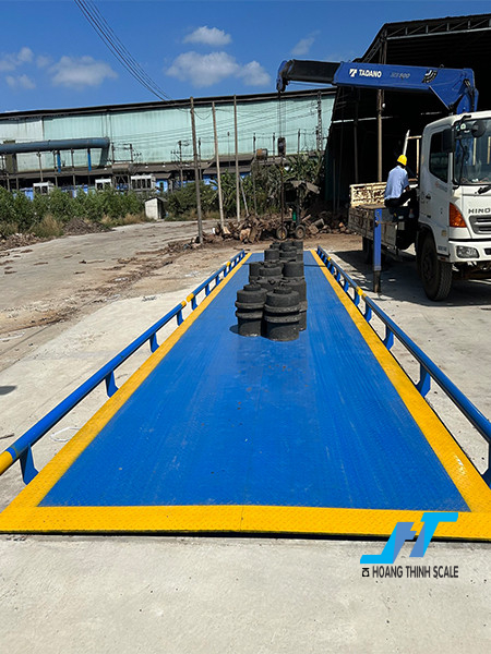 Lắp đặt trạm cân xe tải 60 tấn loại 3m x 12m hoặc 3m x 18m dòng cân công nghiệp được Cân Hoàng Thịnh thiết kế theo tiêu chuẩn OILM, báo giá cân điện tử 60 tấn gọi 0966.105.408